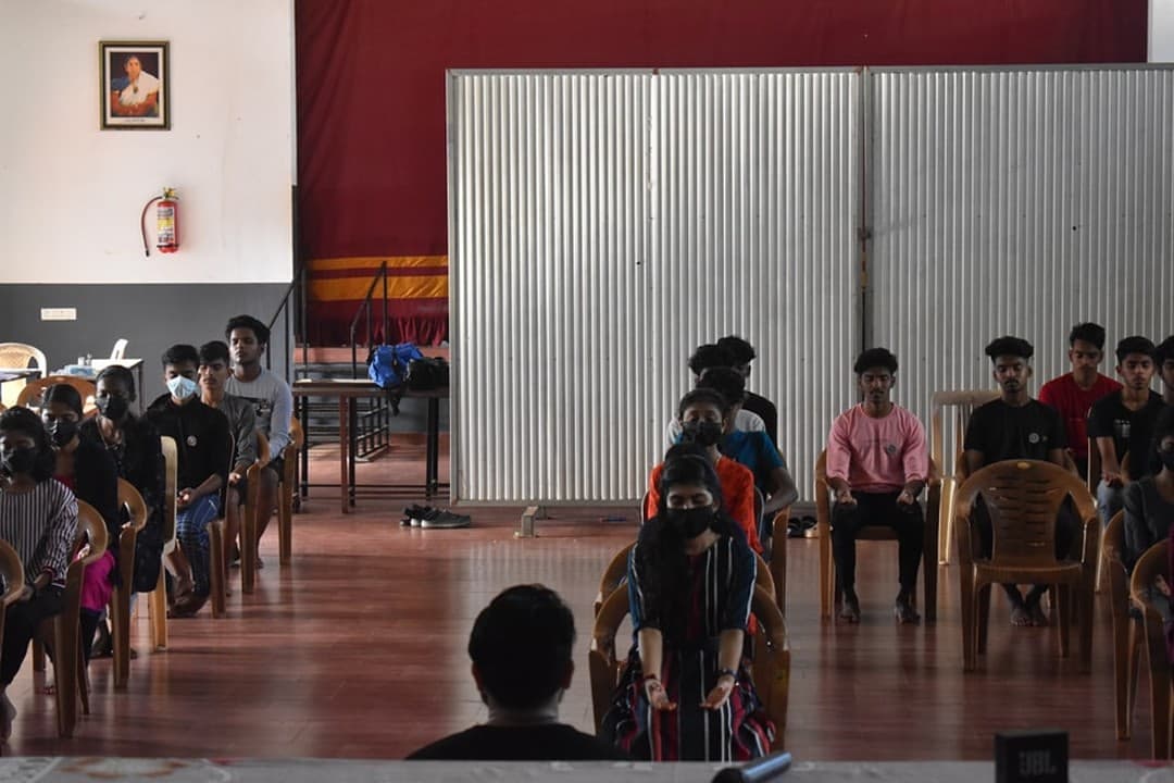 Students seated with attention during a workshop practice